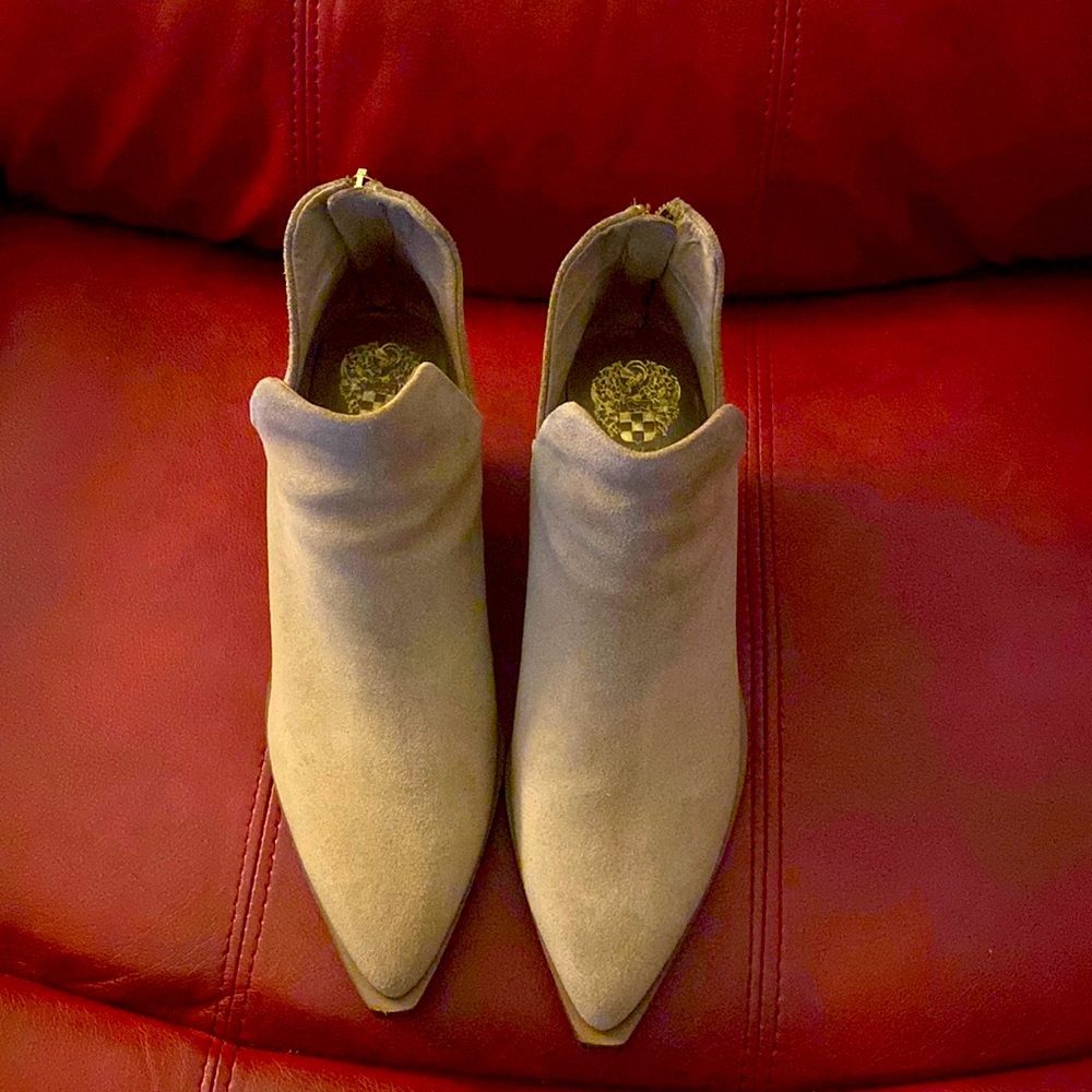 Vince Camuto Bibestie Bootie Tan Suede Ankle Boots 9 Stack 2” Heel